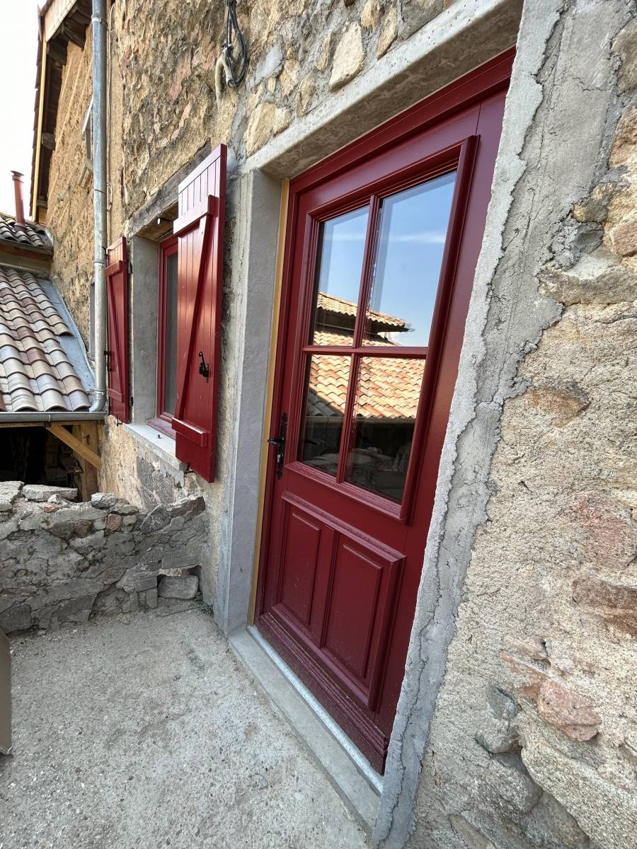 Rénovation de la portes d'entrée et des fenêtres à chiroubles près de Belleville en Beaujolais (69)  