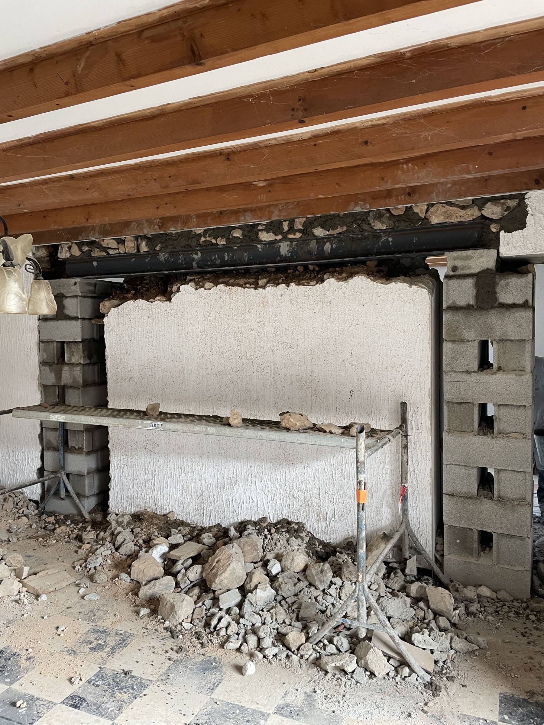 Ouverture d'un mur porteur intérieur à Beaujeu proche de Belleville en Beaujolais (69)