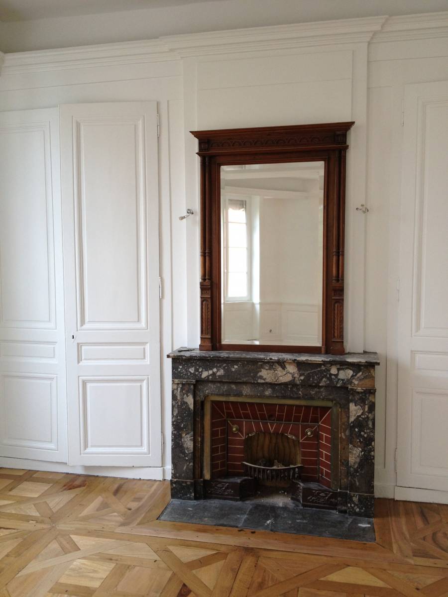 Mise en valeur cheminée en marbre dans rénovation clé en main appartement ancien à Lyon (69)