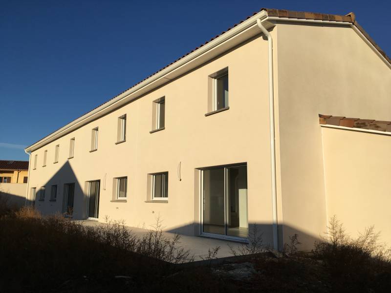 Rénovation d'un ancien entrepôt en 3 logements contemporains dans le Beaujolais